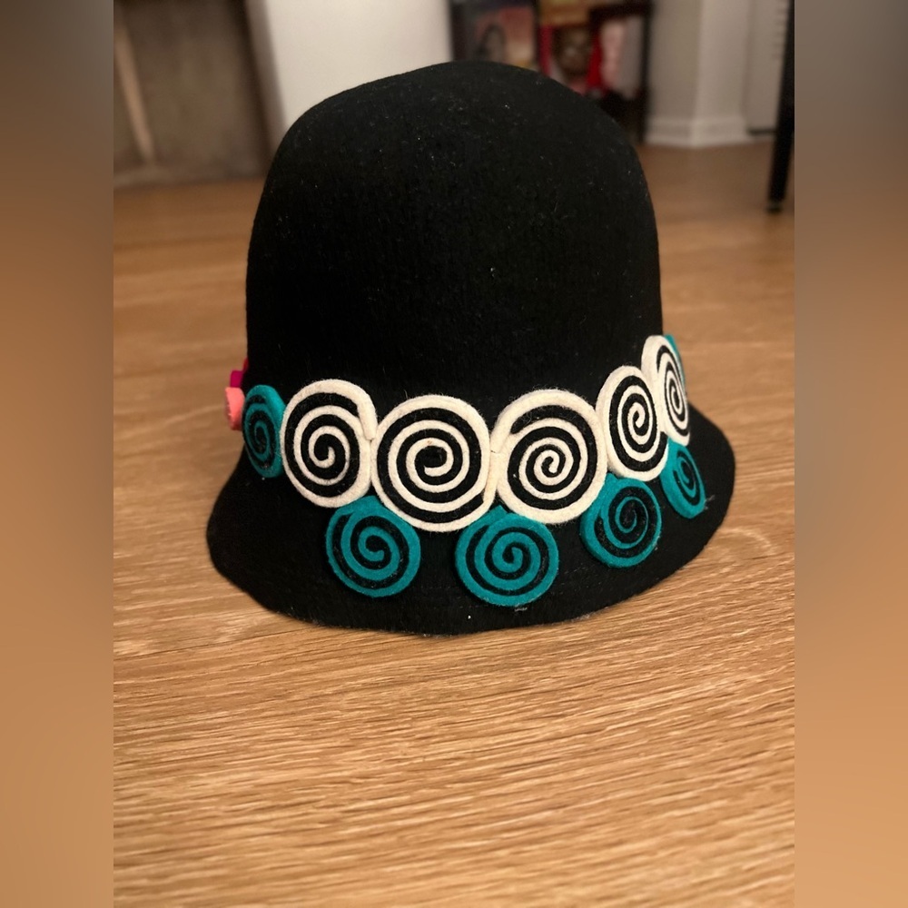 Black sheep’s wool Felt Hat for Women with Spiral Accents, sophisticated - Picture 3 of 11
